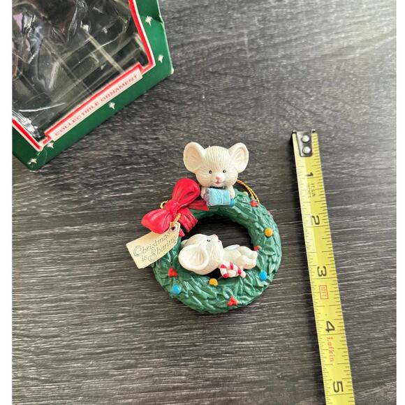 VTG 1992 Lustre Fame LTD Mouse Mice Christmas Is Sharing Ornament Wreath Bow - Picture 5 of 13